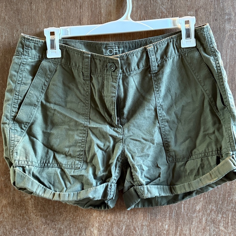 Loft Army Green Cuffed Cargo Shorts sz 2
